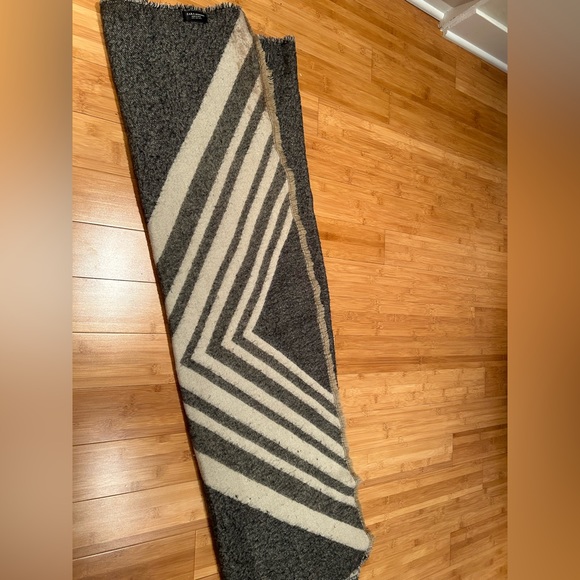 Thick Scarf/Decorative Throw from Zara - Picture 4 of 6